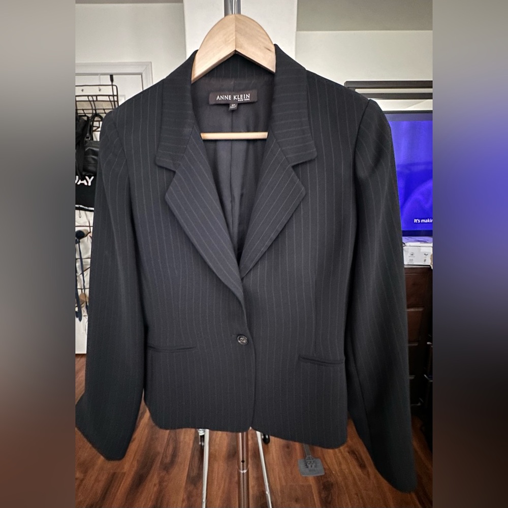 EUC Ann Klein Black Pinstripe Pantsuit 8P